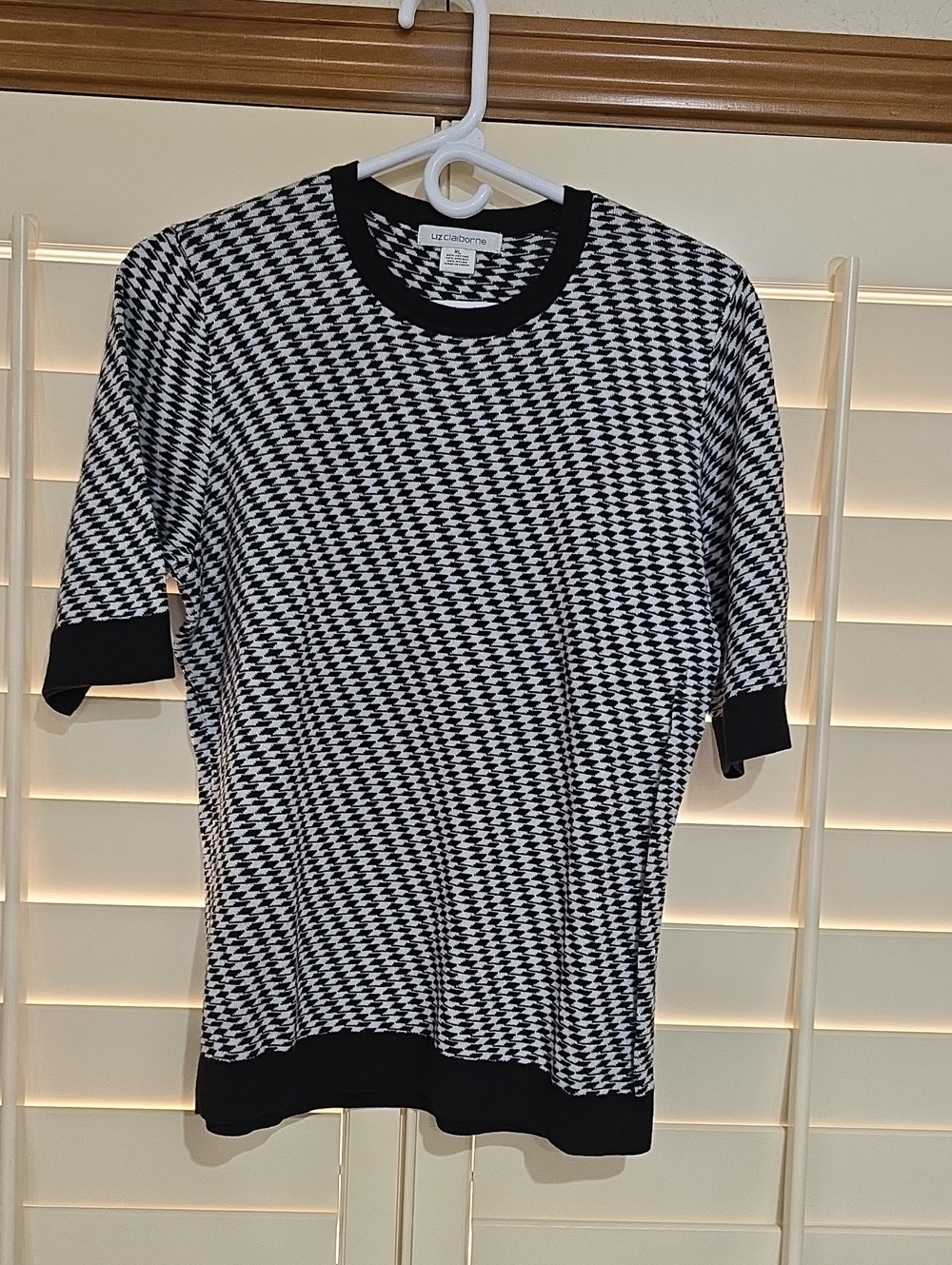 Liz Claiborne Black & White Houndstooth Short-Sleeve Shirt